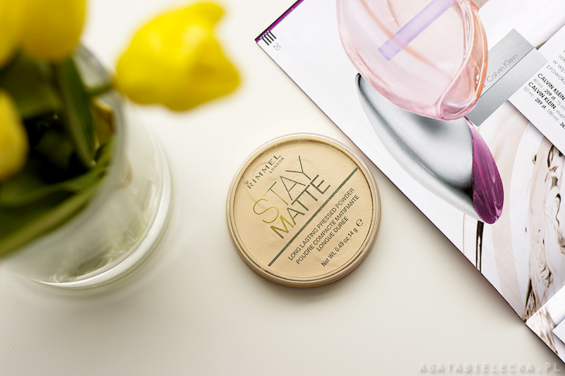 mat w brzydkim ubranku | puder Rimmel Stay Matte 001 Transparent
