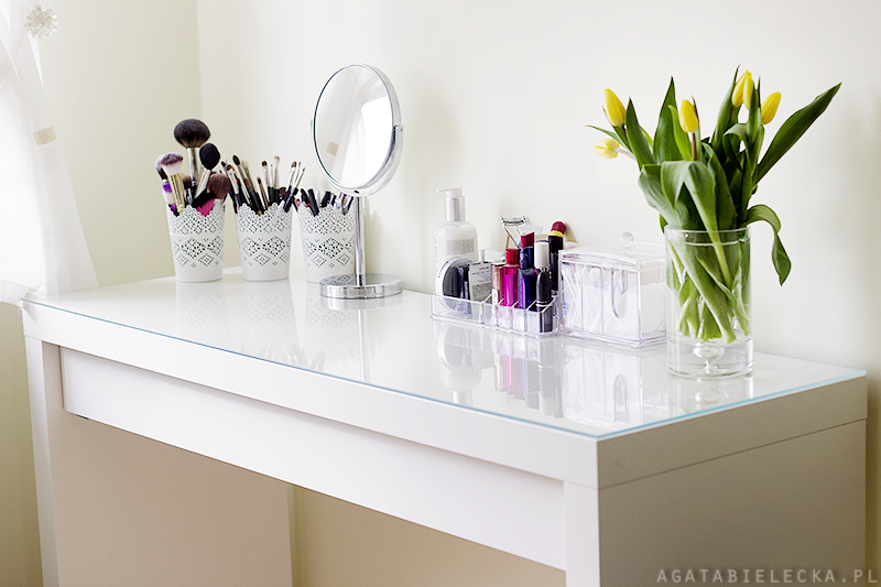 moje centrum dowodzenia | toaletka Malm i organizacja kosmetyków kolorowych