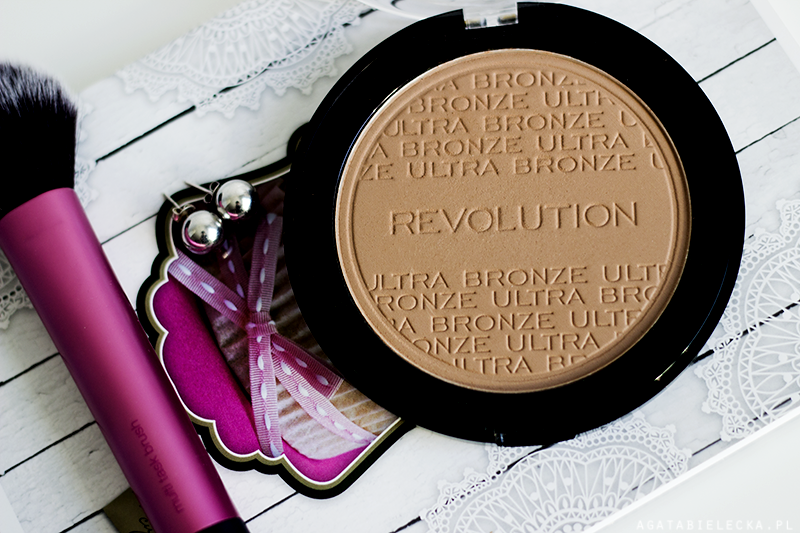 Makeup Revolution Ultra Bronze – tani matowy bronzer dla bladziochów